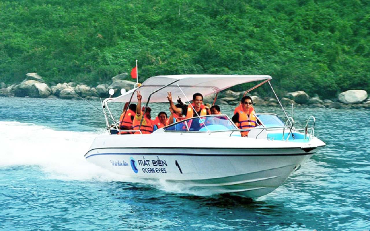 Đi Cano tham quan các đảo nhỏ